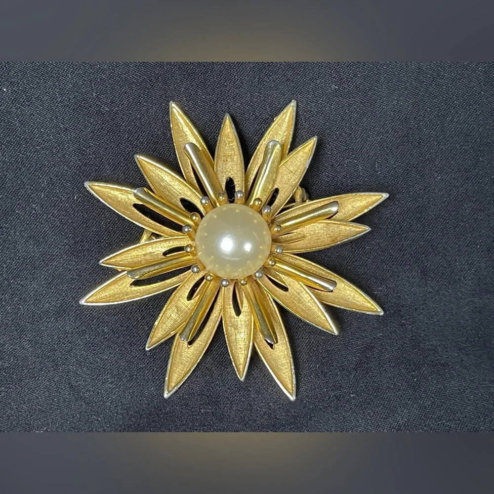 Vintage gold tone brooch large fake pearl